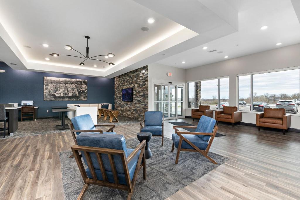 Waldron Hotel | Holiday Inn Express Kansas City North - Parkville by IHG