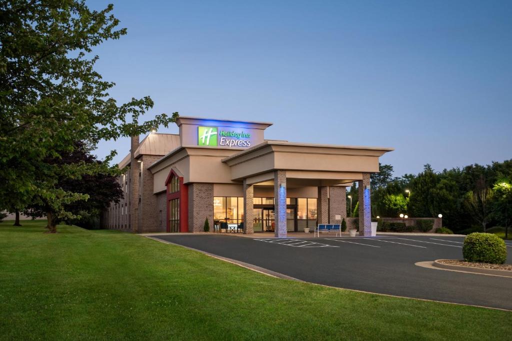 Stephens City Hotel | Holiday Inn Express Stephens City by IHG