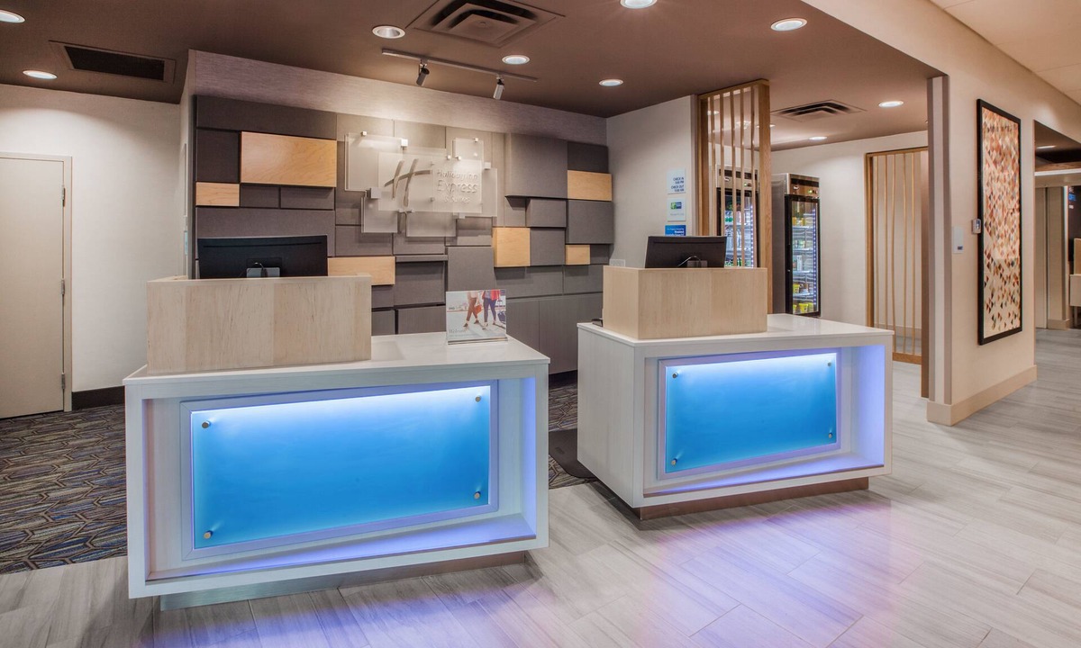 Warrensburg Hotel | Holiday Inn Express & Suites Warrensburg North by IHG