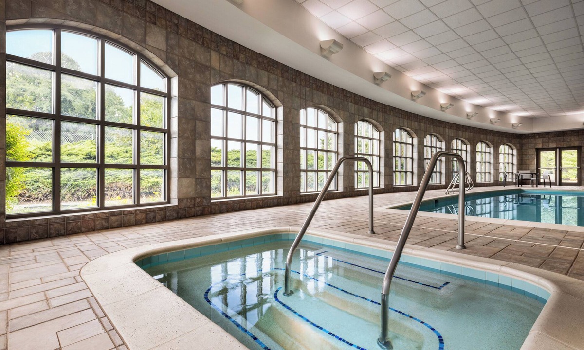 Halfway Hotel | Holiday Inn Express & Suites Hagerstown by IHG