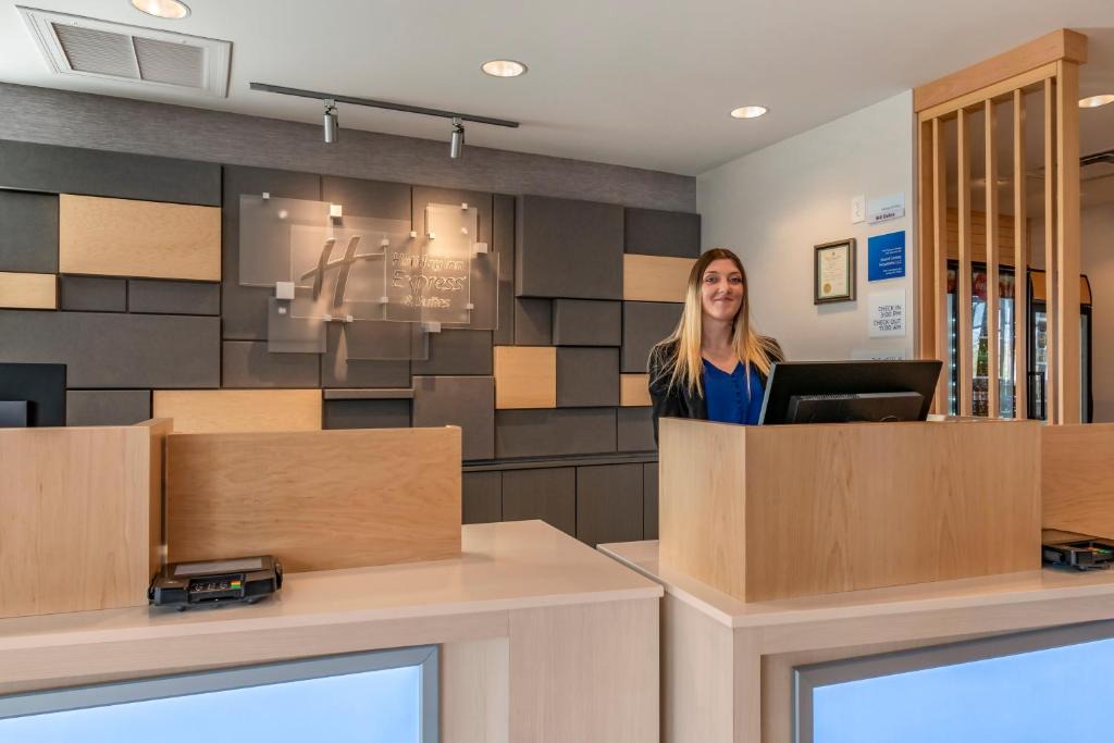 Carlisle Hotel | Holiday Inn Express & Suites - Carlisle Southwest I-81 by IHG
