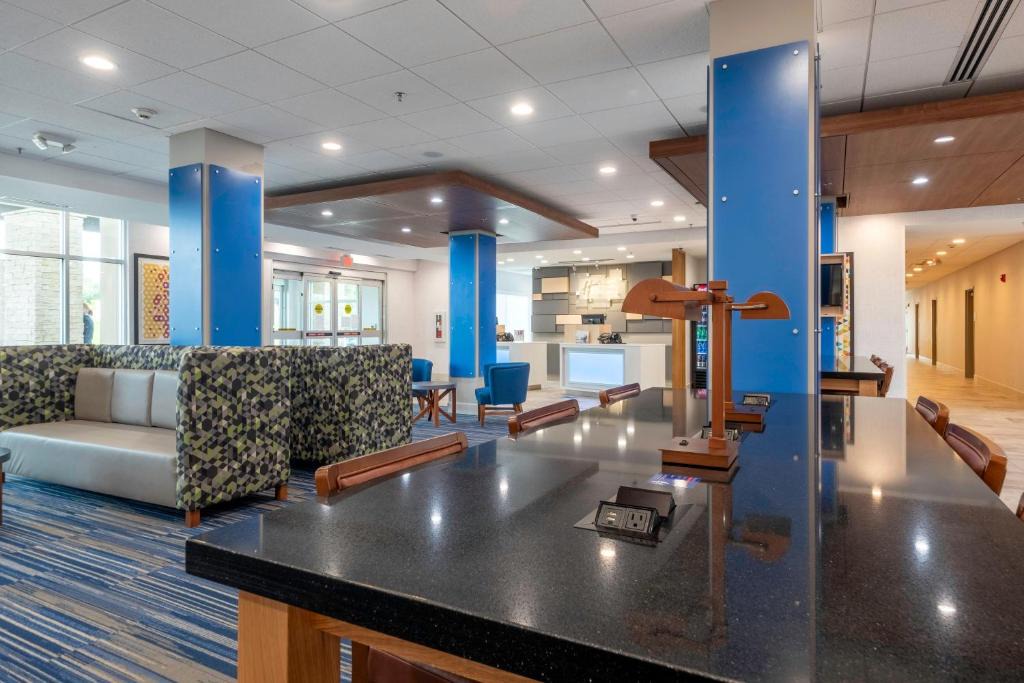 Jolivue Hotel | Holiday Inn Express & Suites - Staunton by IHG