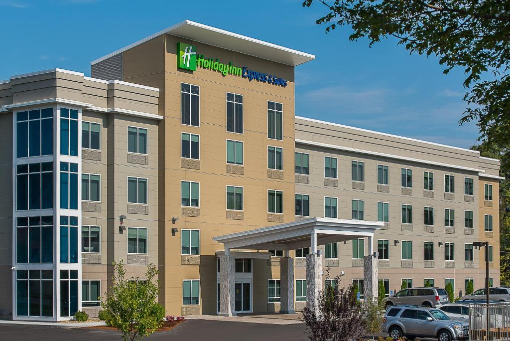Norwood Hotel | Holiday Inn Express & Suites Norwood by IHG