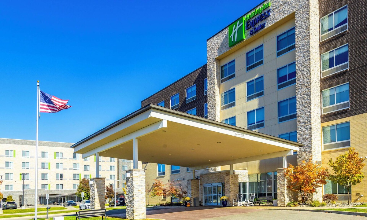 Toledo Hotel | Holiday Inn Express & Suites Toledo West by IHG