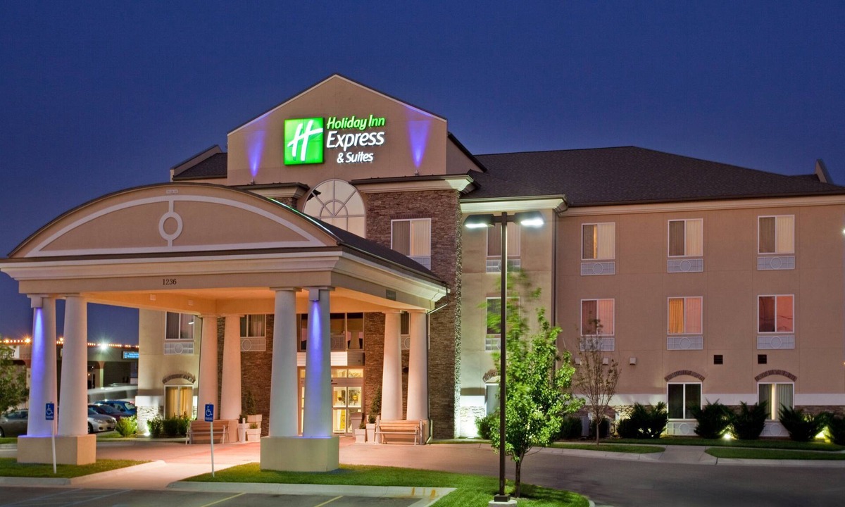 Wichita Hotel | Holiday Inn Express & Suites Wichita Airport by IHG