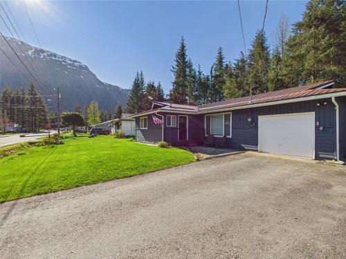 Mendenhaven House | Home Near Mendenhall Glacier with Large Backyard