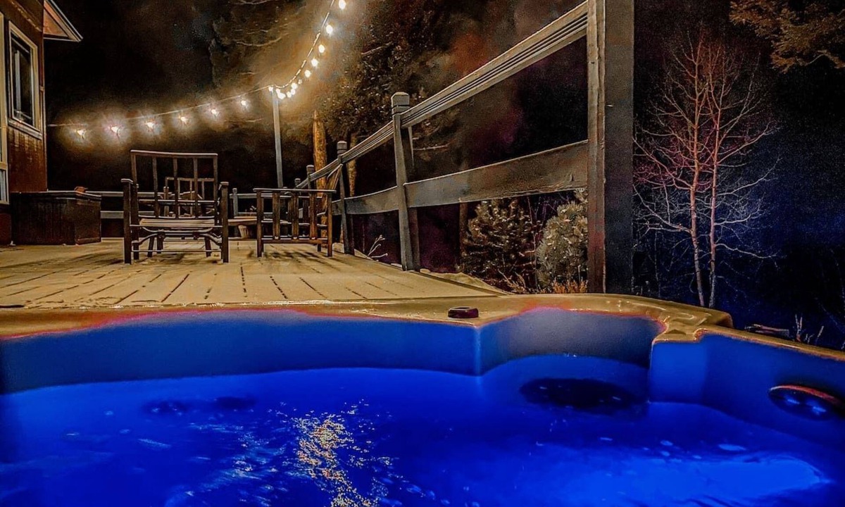 Divide Cabin | Hot tub, mtn views, massage chair, & steam shower!