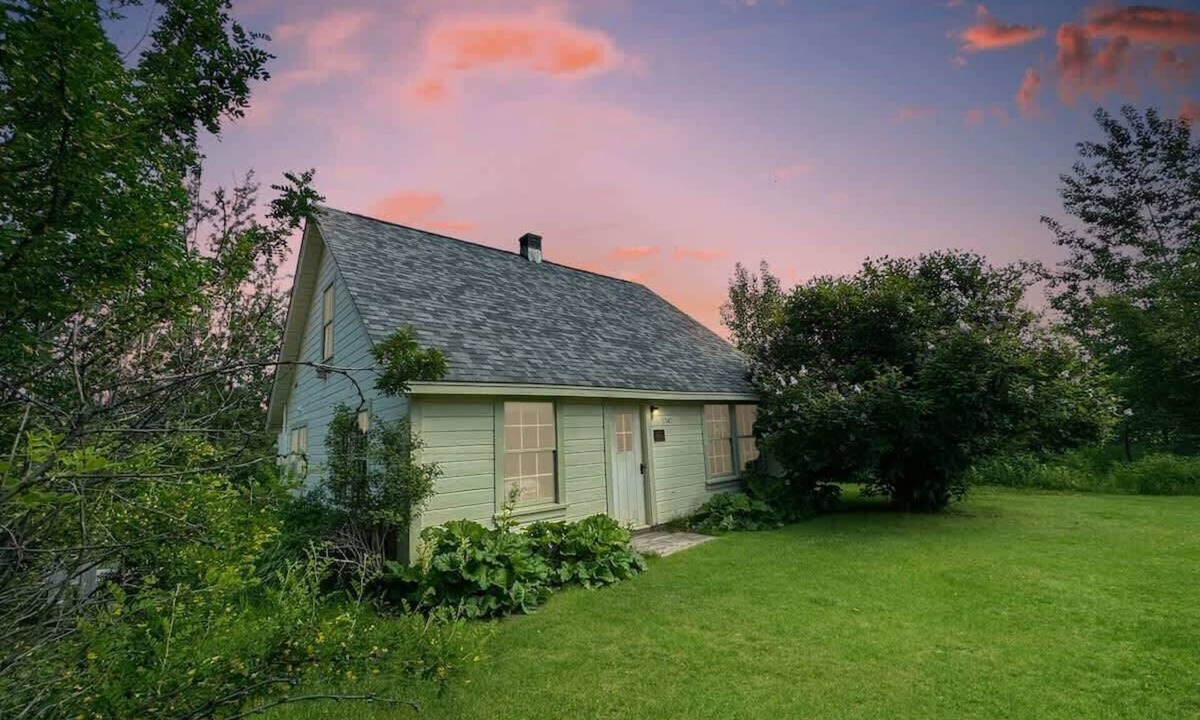 Palmer House | Hot Tub w/Mt Views, Full Kitchen, Laundry