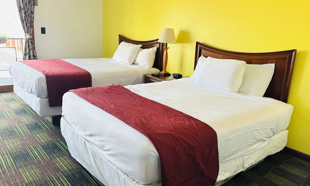 Sandusky Hotel | Hotel Room 3 Miles to Cedar Point!