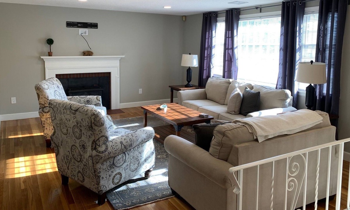 Canton House | House with 3 bedrooms / 2 bathrooms, living room, kitchen, dining room &sun room