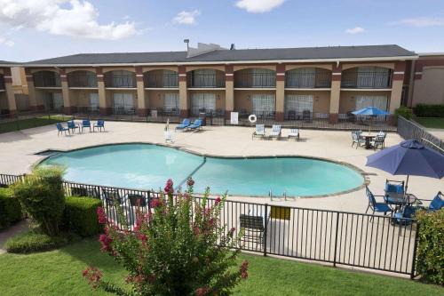 Central Oklahoma City Hotel | Howard Johnson by Wyndham Oklahoma City OKC Airport, Fairgrounds, I40