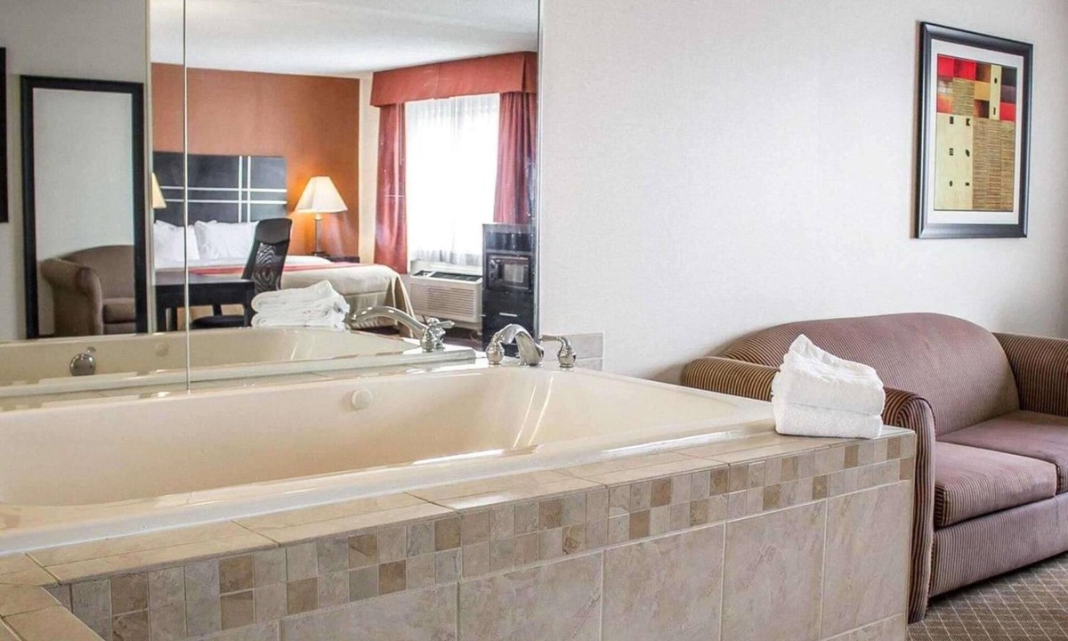 Columbus Hotel | Howard Johnson by Wyndham Columbus State Fairgrounds I-71