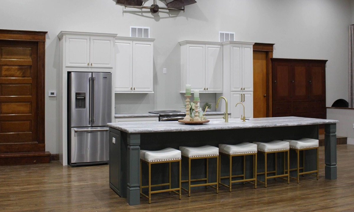 Conway Springs Cabin | HUGE 5-bedroom house, w/large living spaces in quiet small town