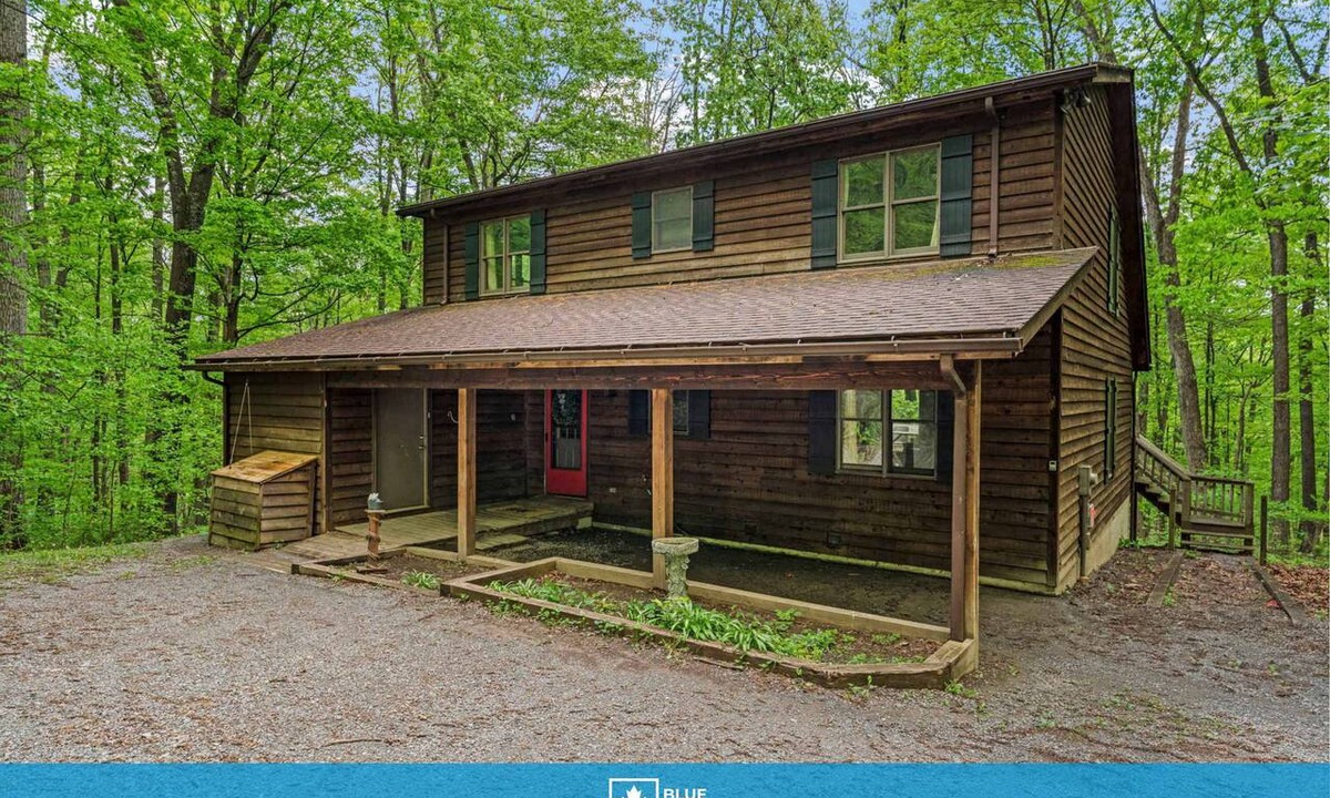 Berkeley Springs Cabin | Huge Cabin w Hot Tub, Deck, Grill & WiFi
