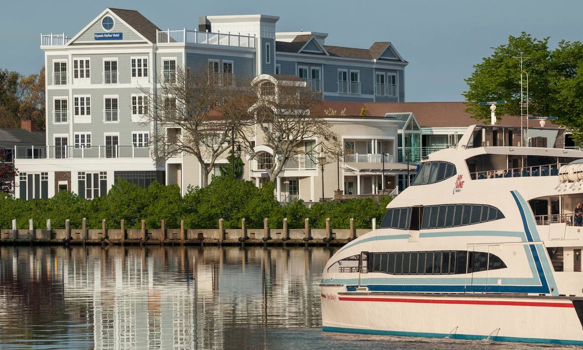 Hyannis Hotel | Hyannis Harbor Hotel - Harborside Tower King Harborfront Suite with Kitchen