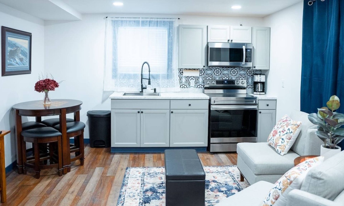 Palmer Hotel | Hyland Suite 103, Hyland Hotel