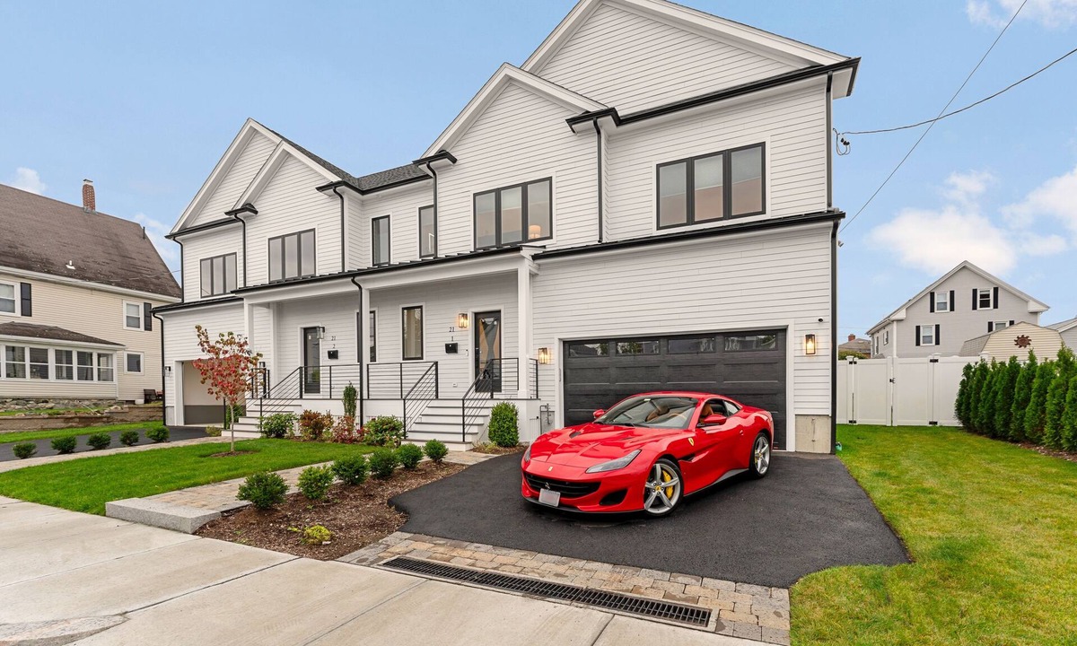 South Side Villa | I Family Home 20min to dwtn.Boston, Game room, fire pit, Projector 6BR 5.5Bath