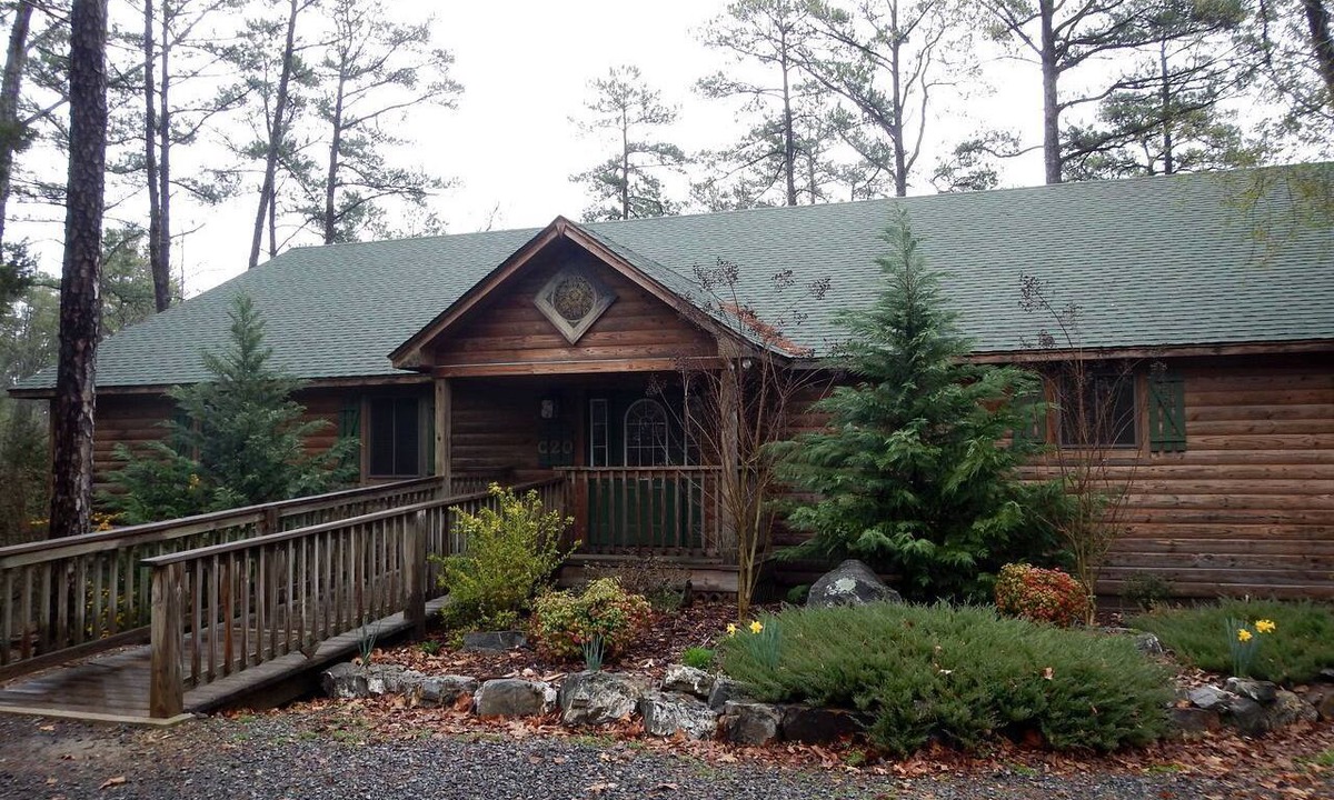Mount Ida Cabin | Idyllic Lakefront Log Cabin with Hot Tub and Boat Dock on Lake Ouachita Marina in Mount Ida, Arkansas