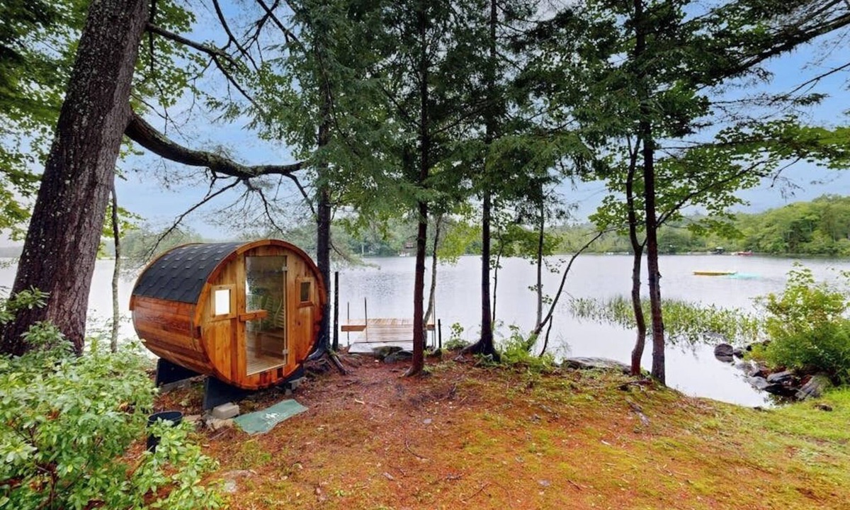 Hope House | Idyllic lakeside house with outdoor sauna, patio and firepit