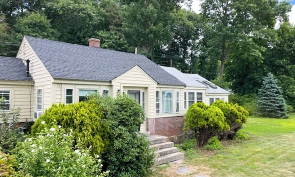 Manchester-by-the-Sea House | Inviting oceanfront cottage with fireplace, beach access, kayaks, & W/D