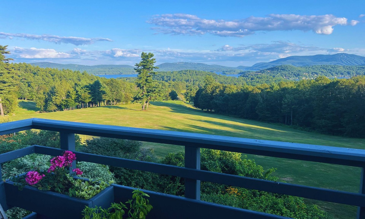 Sunapee Condo | Jaw-dropping views. Gorgeous 4-bed, FREE golf, hiking trails + the lake