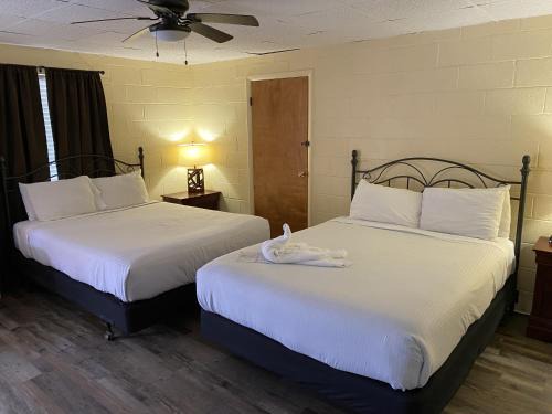 Mount Ida Hotel | JI11 - Queen Guest Room located at the Joplin Inn