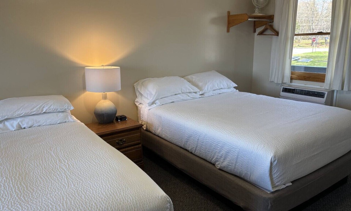 Greenville Junction Bed & Breakfast | Juniper Motel*Double Queen*RM 14*Waterfront*Pet Friendly*Dock