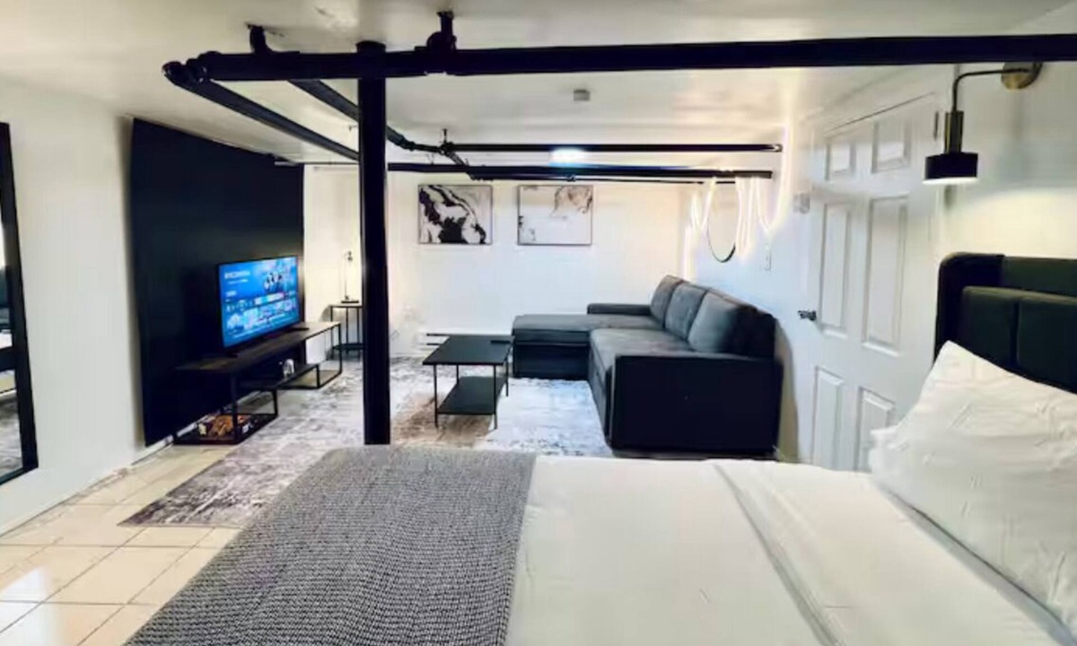 Brockton House | JXN BnB: Cozy Master Suite Oasis - Mins away from Boston