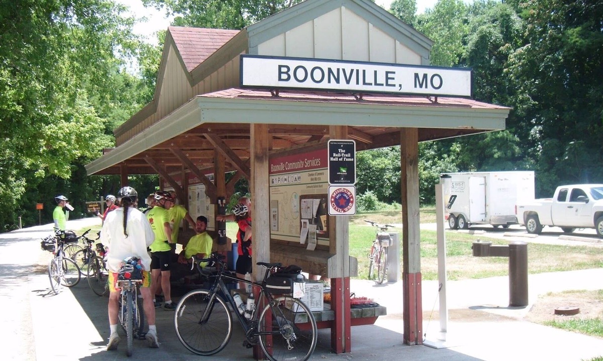 Boonville House | KATY TRAIL Cottage - 3-bedroom in downtown Boonville - Close to the Katy Trail