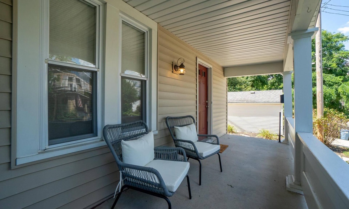 Clintonville House | Kelso's Hideout - Secluded neighborhood steps from park - Just off OSU campus