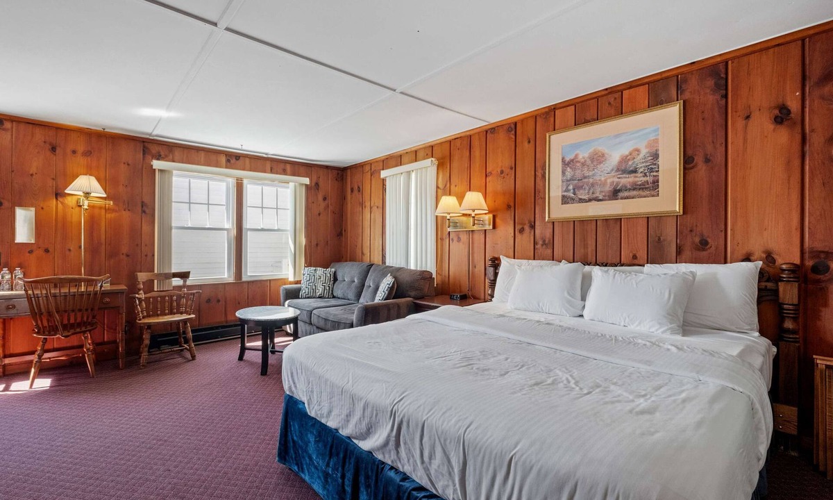 Littleton Hotel | King Bed Comfort Walk to Main Street