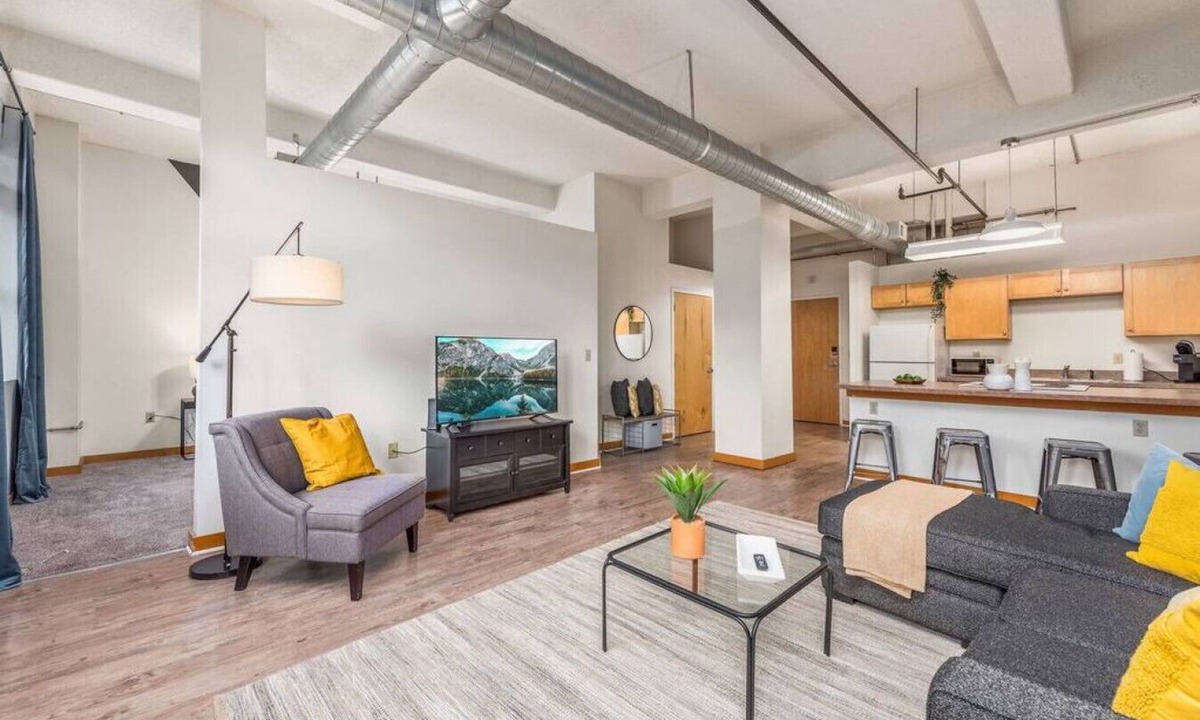 Downtown Kansas City Apartment | King Bed | Great Location+Amenities | Free Parking