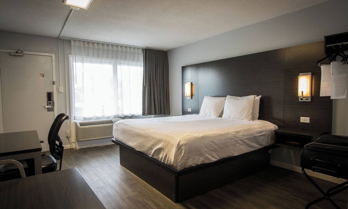 Henderson Hotel | King Bed No Smoking , No Pet