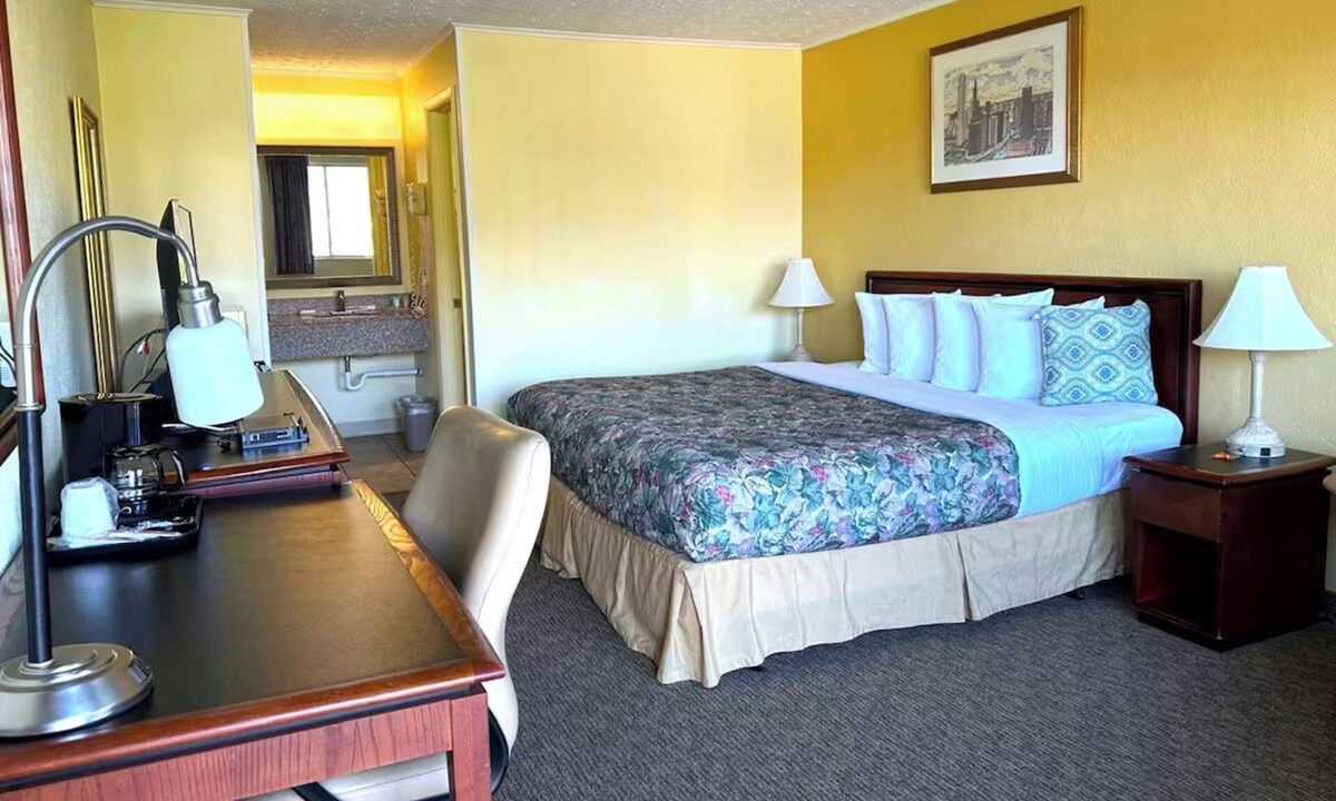 Logan Hotel | King Bed Room | In-Room Microwave | Caves, Waterfalls & Hocking Hills Parks