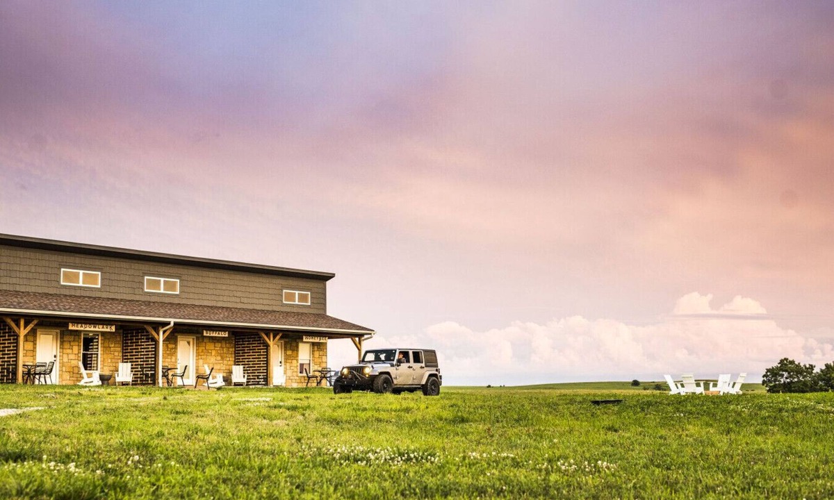 Maple Hill Hotel | King Cabin Room Meadowlark
