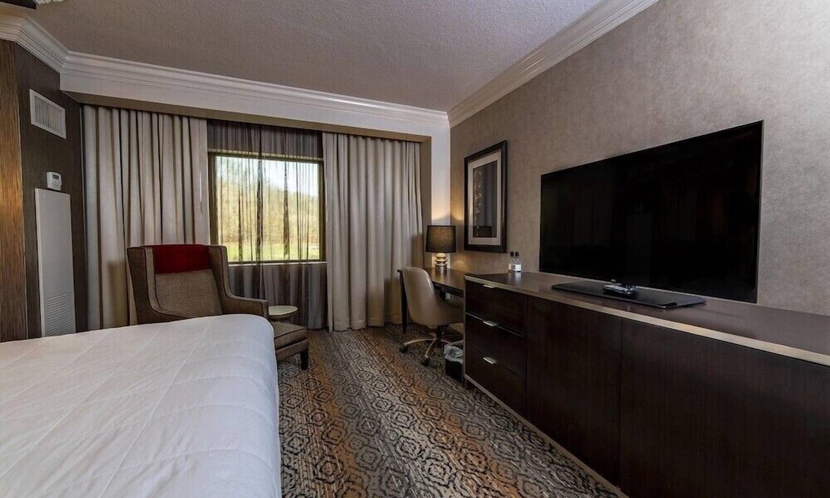 Bridgeport Hotel | King Room at a Hotel