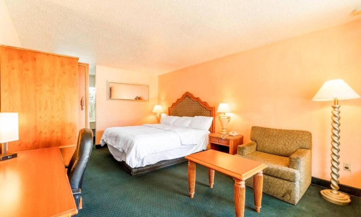 Lawton Hotel | King Room Perfect for Road Trippers – Convenient Location Near Major Roads