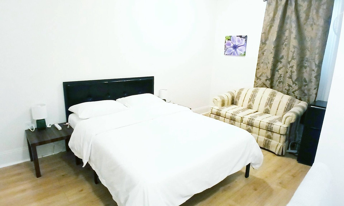 New London Hotel | King size bed, Private Bath, Free Wi-Fi, Self check in
