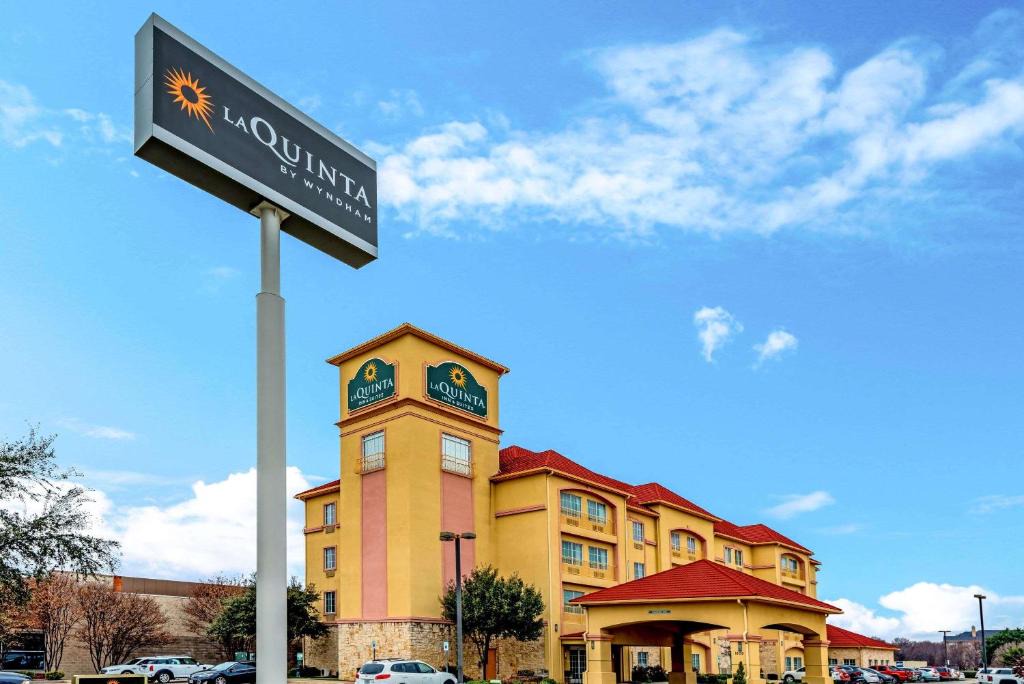 Bedford Hotel | La Quinta by Wyndham DFW Airport West - Bedford