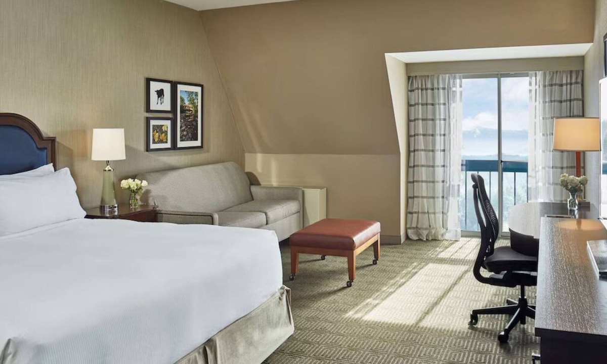 Burlington Hotel | Lake Champlain King Room with Pool & Gym