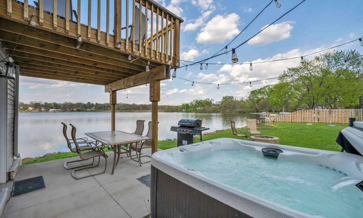 Portage Lakes House | Lake Front - Hot Tub - Kayaks - Fire Pit-Sleeps 10