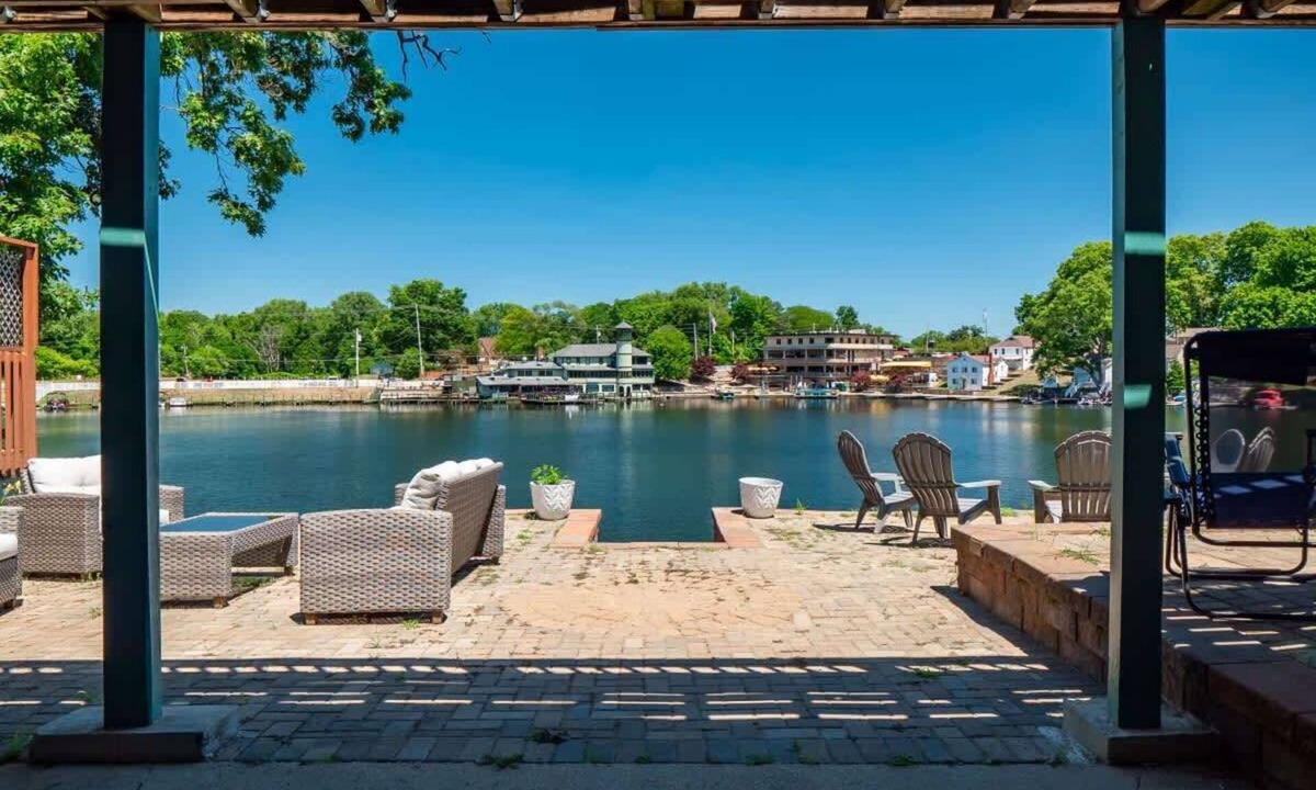 Portage Lakes House | Lake Front - Kayaks - Hot Tub - Sleeps 8