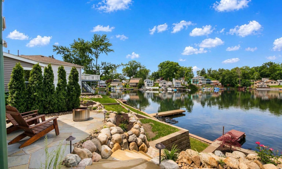 Portage Lakes House | Lake Front - Kayaks - Huge Game Room - Sleeps 8