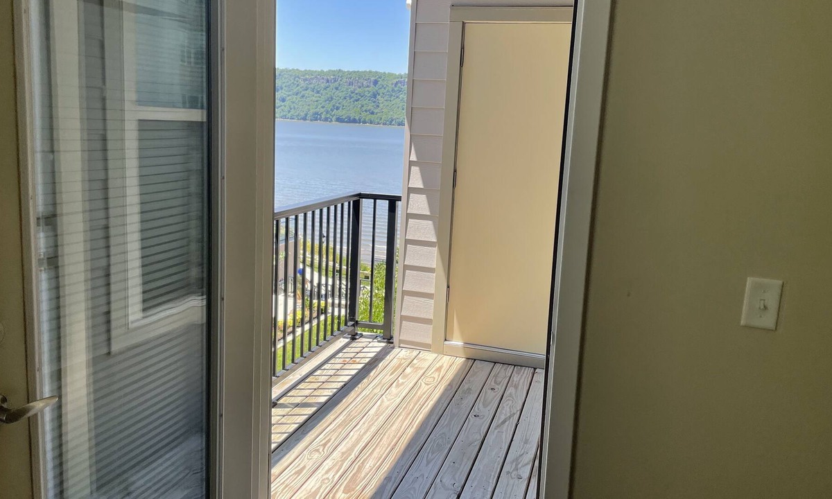 Getty Square Apartment | Lake Front Updated apartment with Amenities
