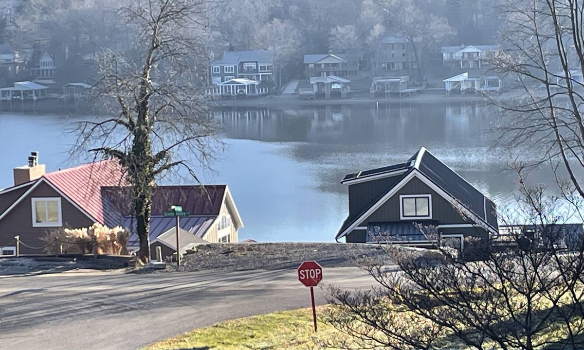 Howard House | Lake House Artistic Spa-Like Retreat - Quiet Peaceful cul-de-sac - Pet-Friendly!