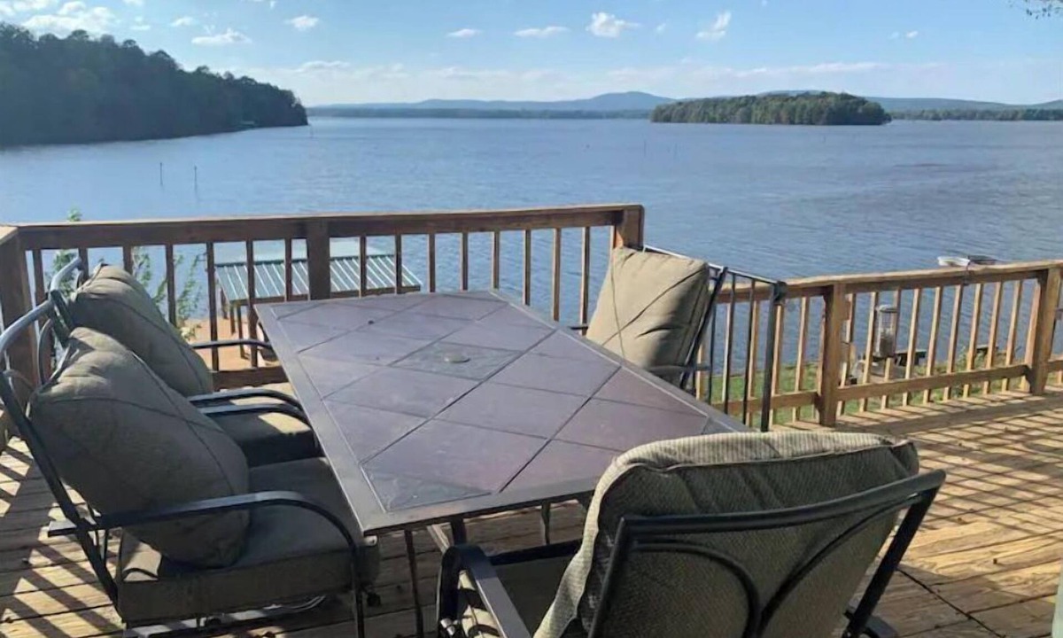 Houston House | Lake house with million dollar view & hot tub