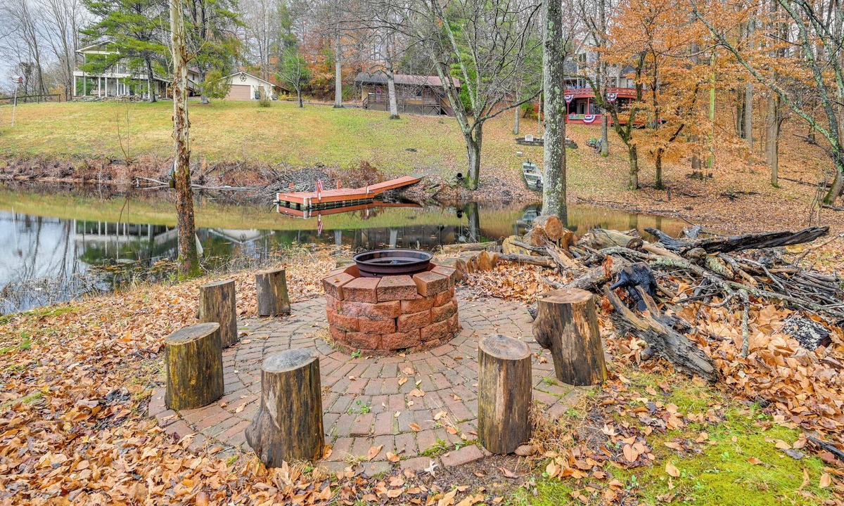 Penrod Cabin | Lake Malone Cabin Getaway! Dock, Fire Pit, Grill