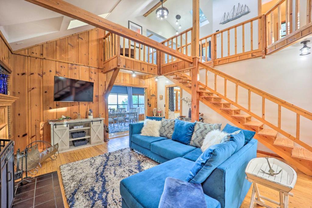 Bernice House | Lake-View Home w/Deck + Gas Grill in Bernice!
