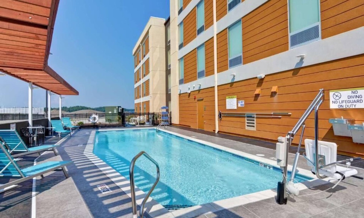 Lake Hamilton Hotel | Lake View Queen Studio w/Kitchen, Outdoor Pool, Breakfast & Free Parking