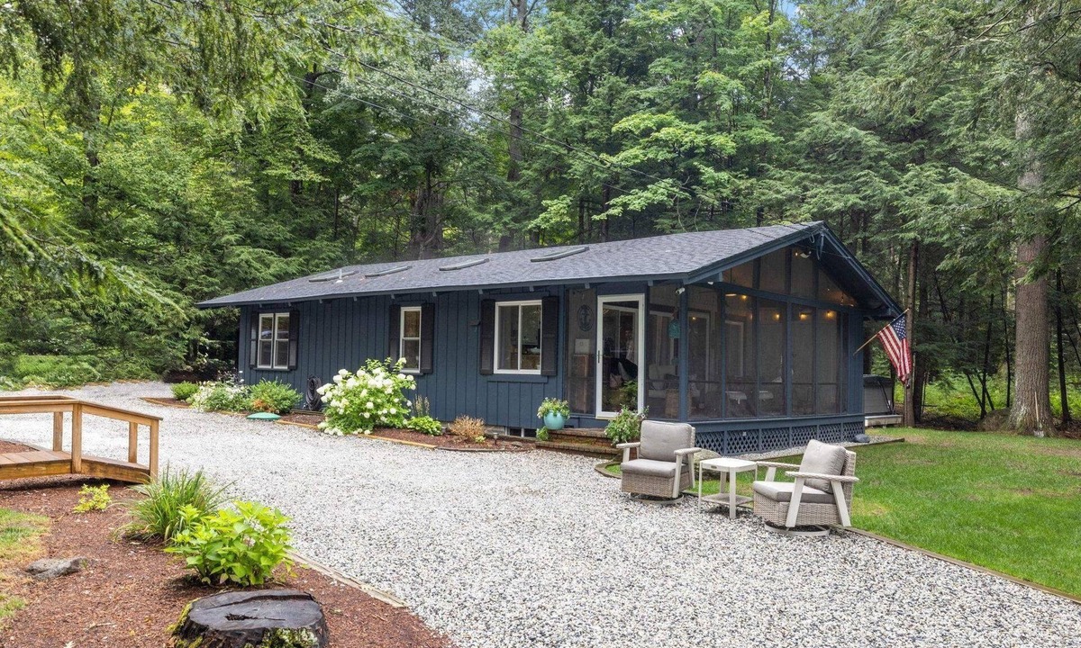 Moultonborough House | Lake Winnipesaukee Water Access Cottage Association Beach Screened Porch